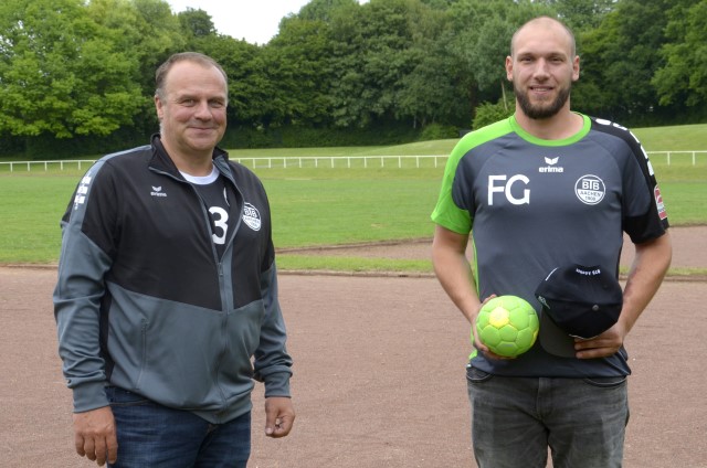 Florian Goetting (rechts) und Jungenwart Klaus Keuken kurz vor 'Flos' offizieller Verabschiedung; Aachen-Gillesbachtal, Juni 2020